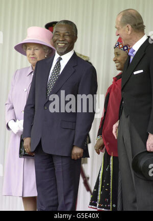 A fianco si trova la regina Elisabetta II, il presidente del Sudafrica Mbeki e con la moglie Zanele Mbeki a destra si erge il duca di Edimburgo, a Windsor Home Park. Il Presidente è arrivato in Gran Bretagna per una visita di Stato di tre giorni. Foto Stock