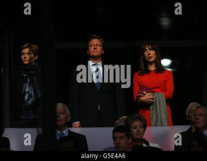 Il primo Ministro David Cameron e sua moglie Samantha durante la cerimonia di apertura per i Giochi Paralimpici di Londra del 2012 presso lo Stadio Olimpico di Londra. Foto Stock