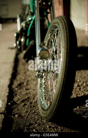 Motociclo del trinciatore ruota anteriore e luce vintage Foto Stock