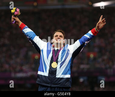 Aled Davies della Gran Bretagna celebra la vittoria dell'oro nel lancio del Discus Men's - F42 allo Stadio Olimpico di Londra. Foto Stock