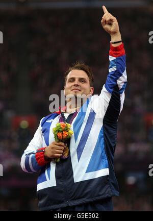 Aled Davies della Gran Bretagna celebra la vittoria dell'oro nel lancio del Discus Men's - F42 allo Stadio Olimpico di Londra. Foto Stock