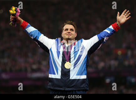 Giochi Paralimpici di Londra - giorno 4. Aled Davies, la Gran Bretagna, celebra la vittoria dell'oro nel tiro maschile del Discus - F42 all'Olympic Stadium di Londra. Foto Stock