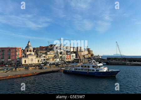 Rione Terra trimestre e il porto di Pozzuoli, Campi Flegrei, Napoli, Campania, Italia, Europa Foto Stock