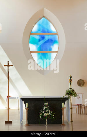 Vetrata, Chiesa del Sacro Cuore di Gesù, interno della chiesa moderna, Waterlooville, Hampshire, Inghilterra, Regno Unito, Europa Foto Stock