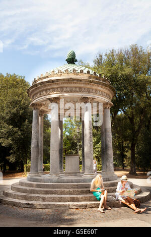 I turisti al tempietto di Diana nei giardini di Villa Borghese, Roma, Lazio, l'Italia, Europa Foto Stock