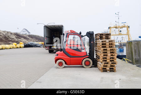 Le cozze sono caricati su un carrello, pesca dei mitili sull'isola di Sylt, Hoernum, Schleswig-Holstein Foto Stock