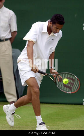 NESSUN USO COMMERCIALE : Arvind Parmar in Gran Bretagna in azione contro Yvgeny Kafelnikov nel secondo turno durante la quarta giornata dei Campionati di tennis al prato 2001 a Wimbledon, Londra. Foto Stock