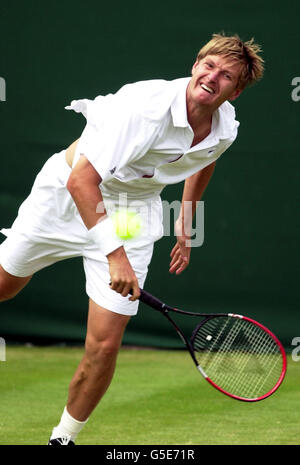 NESSUN USO COMMERCIALE : Yvgeny Kafelnikov in azione contro Arvind Parmar della Gran Bretagna nel secondo turno durante la quarta giornata dei Campionati di tennis del prato 2001 a Wimbledon, Londra. Foto Stock