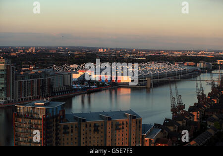 Una vista generale dell'area dei Royal Docks e dell'Excel Arena dalla funivia Emirates Airline che viaggia attraverso il Tamigi da North Greenwich ai Royal Docks. Foto Stock