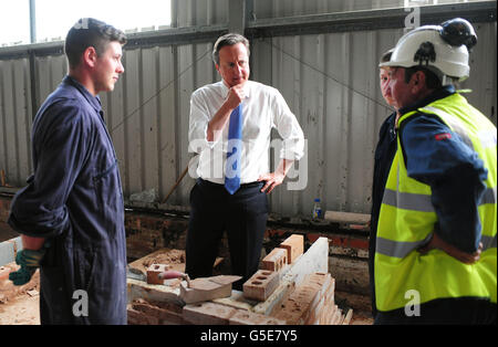 Il primo ministro David Cameron incontra gli apprendisti durante una visita al National Construction College di King's Norton, Birmingham. Foto Stock