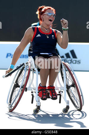 Jordanne Whiley in Gran Bretagna festeggia dopo aver vinto il Bronze con Lucy Shuker nel Women's Wheelchair Tennis a Eton Manor nel Parco Olimpico, durante i Giochi Paralimpici di Londra. Foto Stock