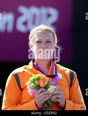 Olanda Esther Vergeer celebra la vittoria dell'oro nel campo da tennis femminile in sedia a rotelle all'Eton Manor, nel Parco Olimpico, durante i Giochi Paralimpici di Londra. Foto Stock