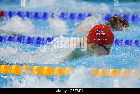 Andrew Mullen in azione in Gran Bretagna durante la finale maschile di 50m Butterfly - S5 al Aquatics Center, Olympic Park, durante i Giochi Paralimpici di Londra. Foto Stock