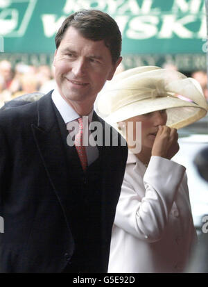 Il marito della Principessa Anna Tim Laurence arriva con la figlia Zara Phillips alla Cattedrale di St Giles a Edimburgo, dove la Principessa reale sarà installata come una Signora reale e cavaliere dell'Ordine del Thistle. Foto Stock