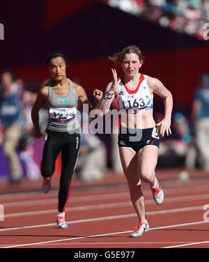 Giochi Paralimpici di Londra - giorno 10. Hazel Robson (a destra) della Gran Bretagna in azione nel turno 1 Heat 1 delle donne 100m - T36 allo stadio olimpico di Londra. Foto Stock