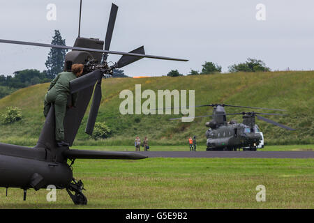 Personale di terra preparare Apache nella parte anteriore del Chinook Foto Stock