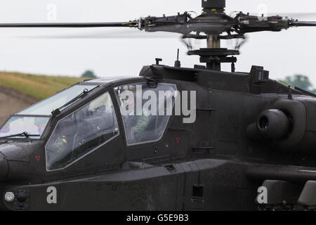 Equipaggio di Apache in pozzetto prima del decollo Foto Stock