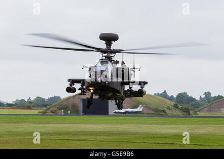 Army Air Corp Apache gira durante un hover Foto Stock