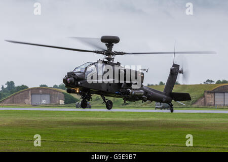 Apache AH1 gunship terre sull'erba. Foto Stock