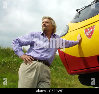 Il boss della Vergine Sir Richard Branson svelando il treno inclinabile pendolino a 140 miglia all'ora della Virgin Trains vicino a Melton Mowbray. Si prevede che il treno abbassi i tempi di viaggio sulla rotta chiave da Londra a Scozia, la linea principale della West Coast di Virgin Rail, e sarà uno dei 53 che opererà. *30/04/02: Sir Richard Branson stava mostrando uno dei suoi treni inclinabili ad alta velocità a Londra tra preoccupazioni per ritardi nell'introduzione sulla linea principale Londra-Scozia West Coast. Il nuovo Pendolinos, progettato in Italia, sarà operativo a 110mph, non-tilt modalità più tardi questa estate, ma i capi della Virgin Trains sono preoccupati Foto Stock