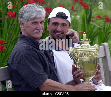 Goran Ivanisevic della Croazia festeggia con suo padre Srdjan e il trofeo dopo aver battuto il Pat Rafter australiano durante la finale maschile dei Campionati di tennis al prato 2001 a Wimbledon, Londra. Ivanisevic ha vinto 6-3, 3-6, 6-3, 2-6, 9-7 . Foto Stock