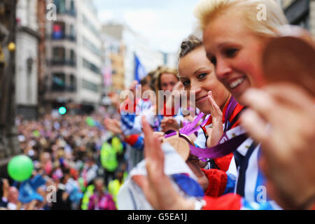 I membri vincitori della medaglia di bronzo della squadra di hockey delle donne della Gran Bretagna prendono parte alla London 2012 Victory Parade per gli atleti della squadra GB e Paralympics GB attraverso il centro di Londra. Foto Stock