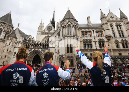 I membri vincitori della medaglia di bronzo della squadra di hockey delle donne della Gran Bretagna prendono parte alla London 2012 Victory Parade per gli atleti della squadra GB e Paralympics GB attraverso il centro di Londra. Foto Stock