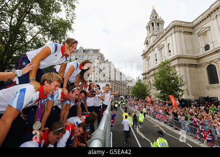 I membri del team di rowing della Gran Bretagna costruiscono una piramide umana mentre prendono parte alla London 2012 Victory Parade per gli atleti del Team GB e Paralympics GB attraverso il centro di Londra. Foto Stock