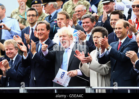 Il primo Ministro David Cameron, il Sindaco di Londra Boris Johnson, la Principessa Anne, la Principessa reale e il Principe Edward, conte di Wessex, si sono arenati agli atleti mentre prendono parte alla London 2012 Victory Parade per gli atleti del Team GB e Paralympics GB attraverso il centro di Londra. Foto Stock