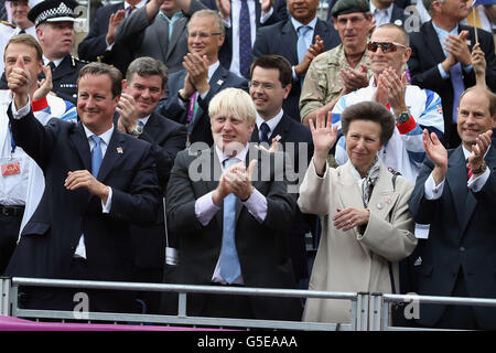 Il primo ministro David Cameron, sindaco di Londra Boris Johnson, la principessa Anne, la principessa Royal e il principe Edward, conte dell'onda di Wessex agli atleti durante la parata di vittoria del team GB delle Olimpiadi & Paralimpiadi attraverso il centro di Londra. Foto Stock