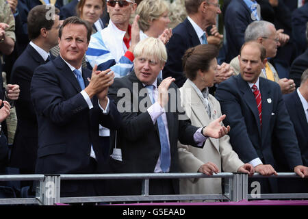 Il primo ministro David Cameron, sindaco di Londra Boris Johnson, la principessa Anne, la principessa Royal e il principe Edward, conte dell'onda di Wessex agli atleti durante la parata di vittoria del team GB delle Olimpiadi & Paralimpiadi attraverso il centro di Londra. Foto Stock