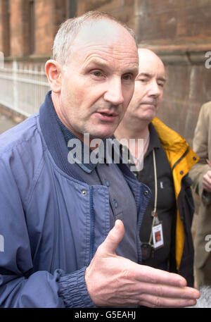 Il portavoce del cantiere di Union GMB Jamie Webster dà la sua reazione al cantiere di BAE Systems a Govan, Glasgow, in quanto è stato annunciato che 1000 posti di lavoro sono per andare nei cantieri Govan e Scotstoun sul Clyde. *...BAe Systems sta snellendo il lavoro degli armatori nonostante abbia vinto un ordine per costruire nuove cacciatorpediniere per il mod. Il cantiere di Govan impiega circa 800 dipendenti e la sua storia risale all'erede del passato della cantieristica navale britannica. Era di proprietà del gruppo norvegese Kvaerner fino allo scorso anno, e tra le navi costruite era una nave di comando per un sistema di lancio via satellite. Foto Stock