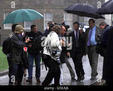 Il cancelliere ombra Michael Portillo (3° a destra) circondato dai media sotto la pioggia al di fuori della Camera dei Comuni di Londra dopo l'annuncio che ha ottenuto il maggior numero di voti nel primo round del concorso di leadership del Partito conservatore. * Portillo ha ottenuto 49 voti, Iain Duncan Smith 39 voti, Kenneth Clarke 36 voti, Michael Ancram e David Davis 21 voti ciascuno. Si svolgerà una riesecuzione del primo scrutinio dei 166 parlamentari della classifica con, se vi fosse ancora un pareggio per il quinto posto, entrambi i candidati automaticamente eliminati. Foto Stock