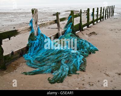 Abbandonate le reti da pesca lavato fino a una spiaggia Foto Stock