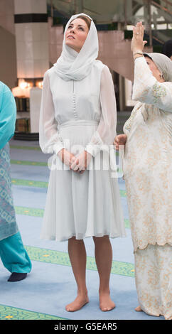 La Duchessa di Cambridge visita la moschea di Assyakirin a Kuala Lumpur, come parte di un tour di nove giorni dell'Estremo Oriente e del Sud Pacifico, con il Duca di Cambridge, in onore del Giubileo dei Diamanti della Regina. Foto Stock