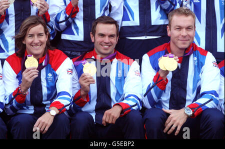 Sei volte medaglia d'oro, Sir Chris Hoy (a destra) Tim Baillie e Katherine Grainger (a sinistra) si uniscono ad altri membri della squadra olimpica e paraolimpica, per un quadro di gruppo prima della parata ufficiale di vittoria per le squadre olimpiche e paraolimpiche scozzesi a Glasgow. Foto Stock