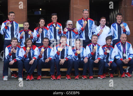 Membri del team Olympians e Paralimpici, (fila posteriore da sinistra a destra) David Florence, Neil Fachie, Emily Maguire, Heather Stanning, Aileen McGlynn, David Smith, Daniel Purvis e Michael Jamieson (fila anteriore da sinistra a destra) James Clegg, Katherine Grainger, Tim Baillie, Sir Chris Hoy, Scott Crabrash, Patiam e Lam Inlean, Patieson Mettiti in posa per una foto di gruppo prima della sfilata ufficiale della vittoria per le squadre olimpiche e paraolimpiche scozzesi a Glasgow. Foto Stock