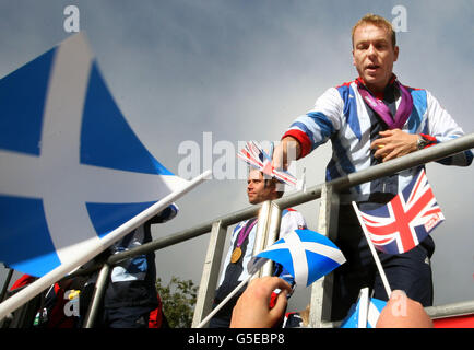 Sir Chris Hoy, sei volte medaglia d'oro, firma il suo autografo durante la sfilata ufficiale della vittoria per le squadre olimpiche e paraolimpiche scozzesi a Glasgow. Foto Stock