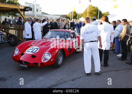 Un Ferarri entra nel paddock al meeting storico di Goodwood Revival, a Goodwood House, Goodwood, Chichester, nel Sussex occidentale. Foto Stock