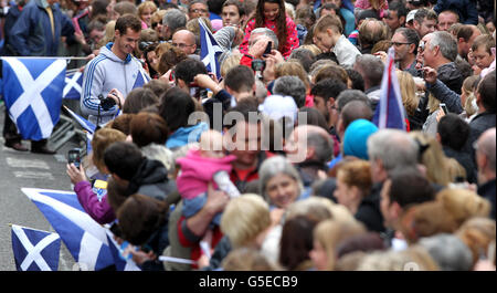 Andy Murray firma autografi durante una passeggiata a Dunblane dopo aver vinto gli US Open Tennis e Olympic Gold. PREMERE ASSOCIAZIONE foto. Data immagine: Domenica 16 settembre,2012 . Il credito fotografico dovrebbe essere: Andrew Milligan/PA Wire. Foto Stock