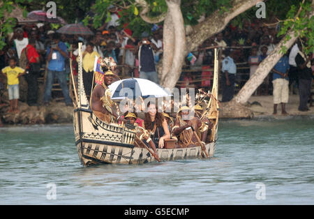 Il Duca e la Duchessa di Cambridge viaggiano in una canoa tradizionale durante una visita all'Isola di Tuvanipupu con il loro tour del Giubileo dei Diamanti dell'Estremo Oriente ad Honiara, Isola di Guadalcanal. Foto Stock