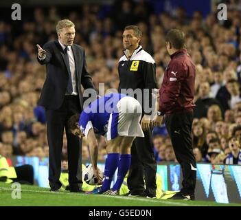 David Moyes, manager di Everton (a sinistra), parla con John Carver, assistente manager del Newcastle United (a destra) sulla linea di contatto Foto Stock