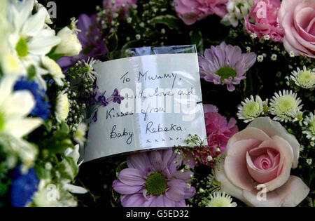 Messaggio sul tributo floreale della figlia Rebeka, 11 mesi al funerale di Beverley Payne alla Chiesa di Santa Maria, Swansea, un giorno dopo i funerali dell'uomo presunto di averla uccisa. *...il corpo di Beverley è stato trovato nella sua casa a Bryn-coch, Neath, nel Galles del sud, poche ore dopo che il corpo di Nicholas Davies, 33 anni, è stato scoperto nel sedile di guida della sua auto Mercedes dopo che è stato tirato dalle banchine di Swansea il 11 luglio. I risultati dei test post mortem hanno dimostrato che l'età di 21 anni è stato pugnalato una volta nel cuore e che Davies annegato dopo aver guidato l'auto di Miss Payne nel molo, dopo essersi accampato per la prima volta Foto Stock