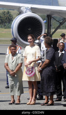 La Duchessa di Cambridge parte dall'aeroporto di Honiara, le Isole Salomone, prima di volare a Tuvalu, durante il tour reale di nove giorni dell'Estremo Oriente e del Sud Pacifico in onore del Giubileo dei Diamanti della Regina. Foto Stock