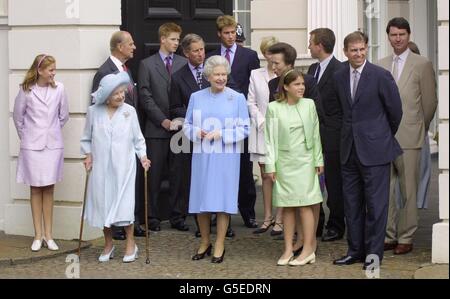 La Regina Elisabetta II e la Regina Madre (II L) con il resto della Famiglia reale fuori Clarence House, Londra, il giorno del suo 101esimo compleanno. Foto Stock