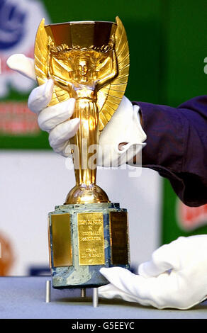 La replica del trofeo Jules Rimet arriva al National Football Museum di Preston. Sir Bobby Charlton, uno dei 1966 eroi vincitori d'Inghilterra, ha svelato la replica per la prima volta da quando è stata commissionata. Foto Stock