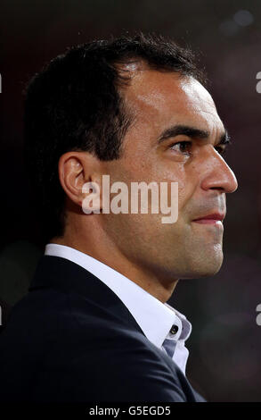 Il manager di Wigan Athletic, Roberto Martinez, è sulla linea di contatto durante la Capital One Cup, terzo round match all'Upton Park, Londra. Foto Stock