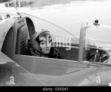 31 DICEMBRE: DONALD CAMPBELL 31/12/1964: Campbell rompe il suo record di velocità dell'acqua, raggiungendo 276.33 mph su acqua di Coniston. DONALD CAMPBELL 1957: Il sig. Donald Campbell seduto nell'abitacolo del suo Bluebird idroplano a Coniston Water nel Distretto dei Laghi. Il sig. Campbell si prepara ad attaccare il suo record mondiale di velocità dell'acqua di 225.63mph. 25/10/02 : il Sig. Donald Campbell è seduto nell'abitacolo del suo idrovolante Bluebird a Coniston Water nel Lake District. Donald Campbell era destinato a rompere i record di velocità su acqua e terra. Figlio di Sir Malcolm Campbell, che ha stabilito il record di velocità di terra in Foto Stock