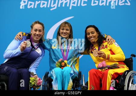 Natalia Prologeaieva dell'Ucraina celebra la sua medaglia d'oro accanto al gradino d'argento della Norvegia, Sarah Louise Rung (a sinistra), e a Teresa Perales (a destra) della Spagna, durante la cerimonia di presentazione per la 200m individuale della Donna Medley - SM5 finale Foto Stock