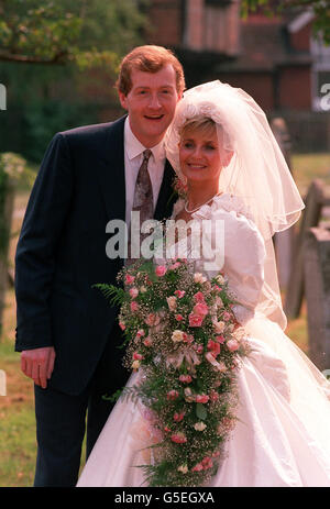 Steve Davis e la sua moglie Judy Greig, appena sposati, si sposarono nella chiesa di San Michele, Bray, vicino a Maidenhead. Foto Stock